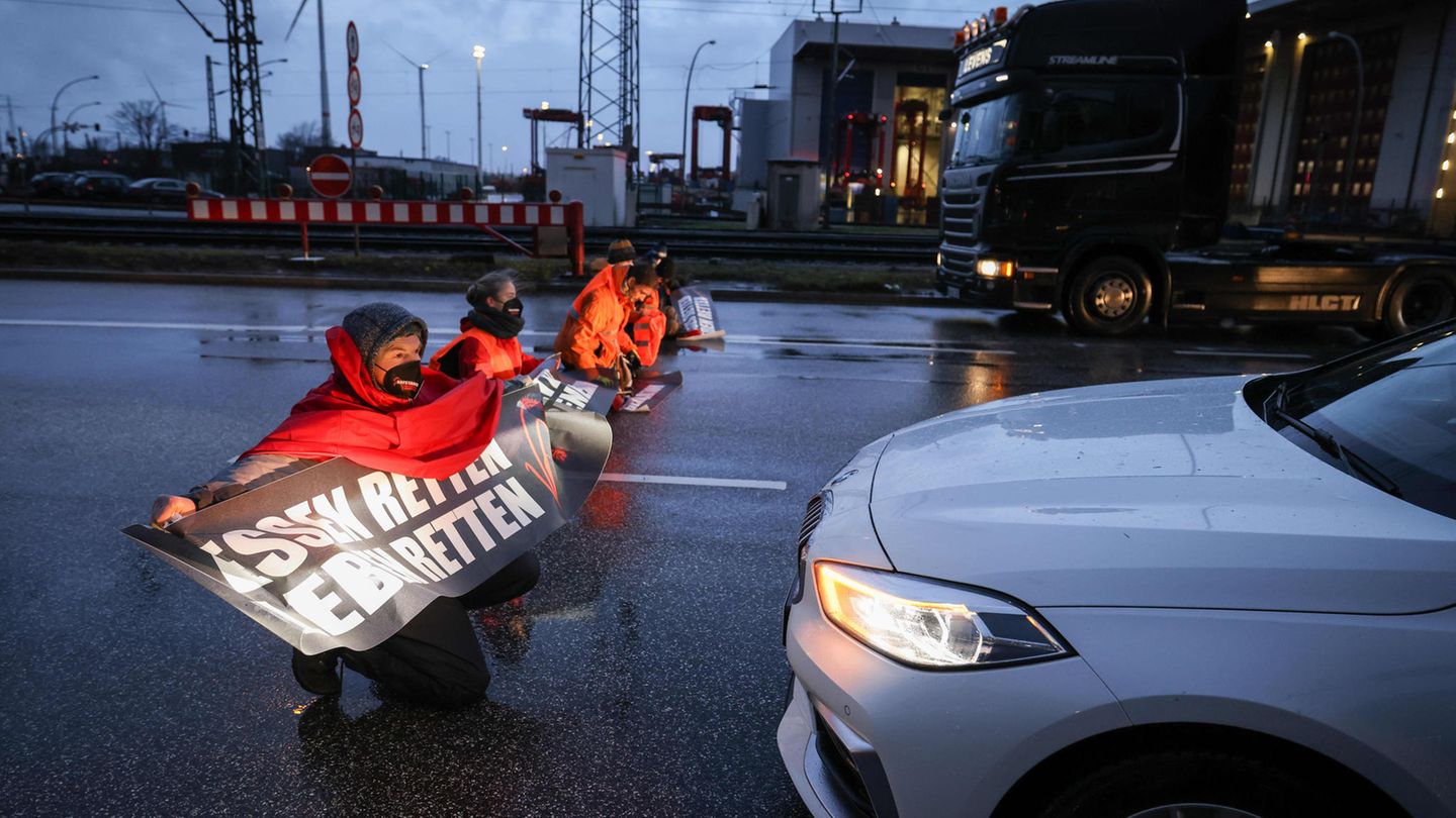 Betriebsstörung: Aktivist*innen der "Letzten Generation" blockieren die Zufahrt zum Hamburger Hafen