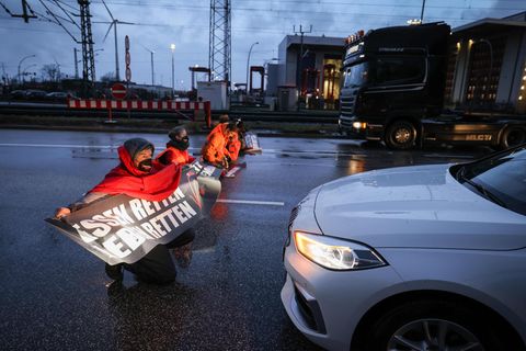 Betriebsstörung: Aktivist*innen der "Letzten Generation" blockieren die Zufahrt zum Hamburger Hafen