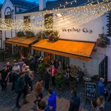 Glasgow, Schottland. Die Ashton Lane, eine Gasse im West End von Glasgow, ist bekannt fuer seine Bars und Restaurants. In der Ausgehstrasse befindet sich auch das legendaere Restaurant Ubiquitous Chip, das schottische Kueche anbietet. Engl.: Glasgow Scotland. Ashton Lane in the West End of Glasgow. It is noted for its bars and restaurants. On the pub mile is the famous restaurant Ubiquitous Chip located. It is known for good Scottish cuisine.