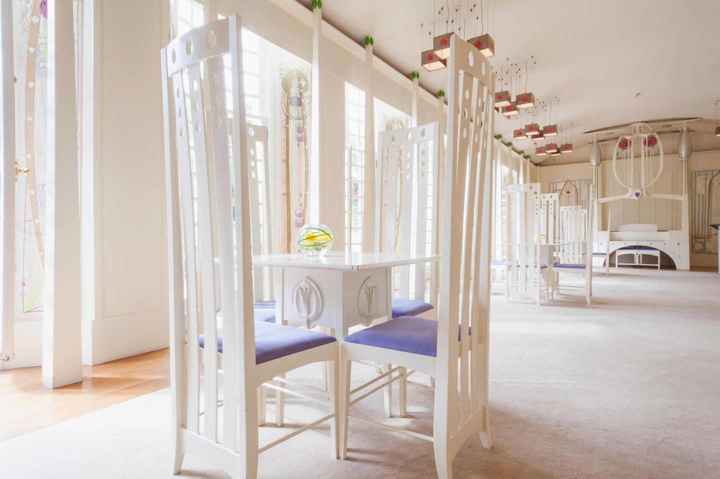 Im Paradies für Kunstliebhaberinnen und Liebhaber Scotland, Glasgow, Bellahouston Park, House for an Art Lover, Exhibit of Charles Rennie Mackintosh Furniture