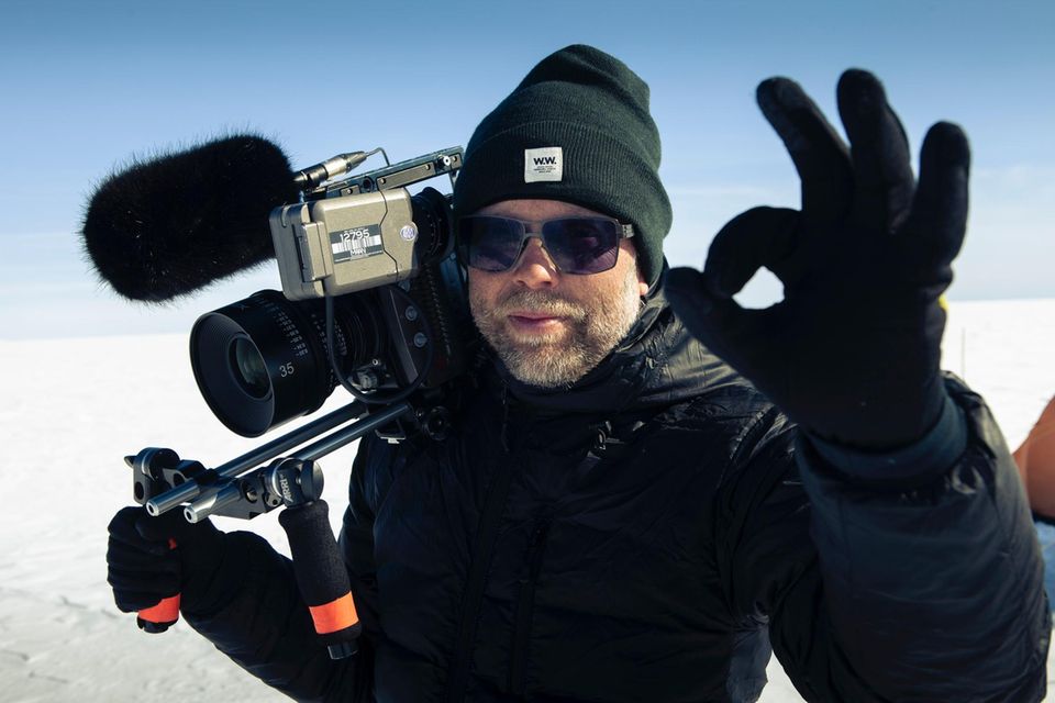 Über vier Jahre lang beschäftige sich der dänische Filmemacher Lars Henrik Ostenfeld mit der Klimaforschung in Grönland. Neun mal reiste er mit Wissenschaftlerinnen und Wissenschaftlern ins Eis und dokumentierte ihre Arbeit