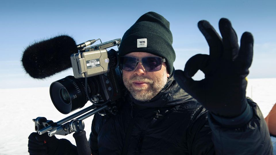 „Into the Ice“-Macher Lars Ostenfeld: Über vier Jahre lang beschäftige sich der dänische Filmemacher Lars Henrik Ostenfeld mit der Klimaforschung in Grönland. Neun mal reiste er mit Wissenschaftlerinnen und Wissenschaftlern ins Eis und dokumentierte ihre Arbeit Über vier Jahre lang beschäftige sich der dänische Filmemacher Lars Henrik Ostenfeld mit der Klimaforschung in Grönland. Neun mal reiste er mit Wissenschaftlerinnen und Wissenschaftlern ins Eis und dokumentierte ihre Arbeit