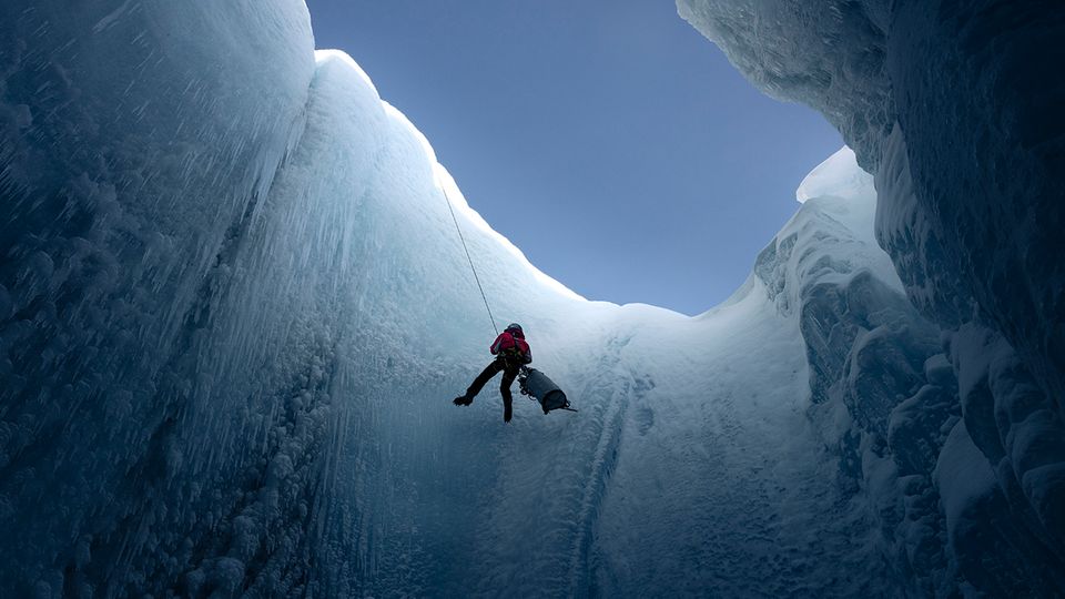 „Into the Ice“-Macher Lars Ostenfeld: Je weiter sich Alun Hubbard und seine Kollegen in die Tiefen der Gletschermühlen abseilen, desto gefährlicher wird es: Ständig lösen sich große Eisbrocken aus den instabilen Wänden und fallen über 150 Meter weit in die Tiefe Je weiter sich Alun Hubbard und seine Kollegen in die Tiefen der Gletschermühlen abseilen, desto gefährlicher wird es: Ständig lösen sich große Eisbrocken aus den instabilen Wänden und fallen über 150 Meter weit in die Tiefe