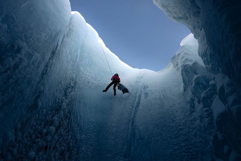 Je weiter sich Alun Hubbard und seine Kollegen in die Tiefen der Gletschermühlen abseilen, desto gefährlicher wird es: Ständig lösen sich große Eisbrocken aus den instabilen Wänden und fallen über 150 Meter weit in die Tiefe