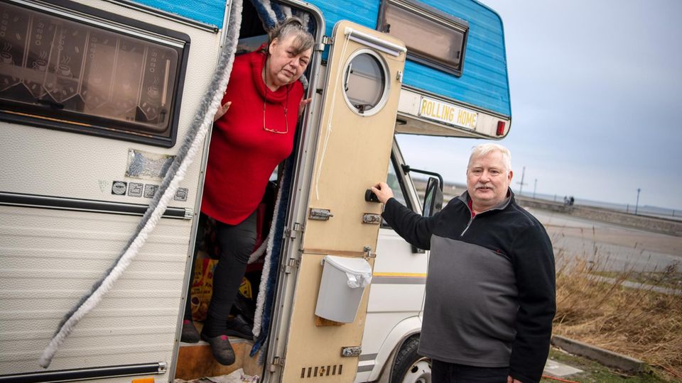 Wolfgang und Angelika Knoke aus dem gemeindefreien Bezirk Osterheide im Landkreis Heidekreis machen mit ihrem Wohnmobil Urlaub an der Nordseeküste. Die Corona-Pandemie hat den Trend zum Camping weiter befeuert - auch bei Minusgraden im Winter