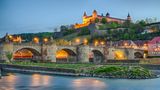 Beleuchtetes Würzburg mit Mainbrücke am Abend