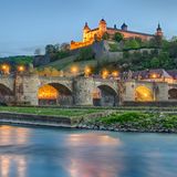 Beleuchtetes Würzburg mit Mainbrücke am Abend