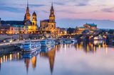 Panorama von Dresden an der Elbe am Abend, mit erleuchteten Fassaden