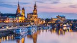 Panorama von Dresden an der Elbe am Abend, mit erleuchteten Fassaden