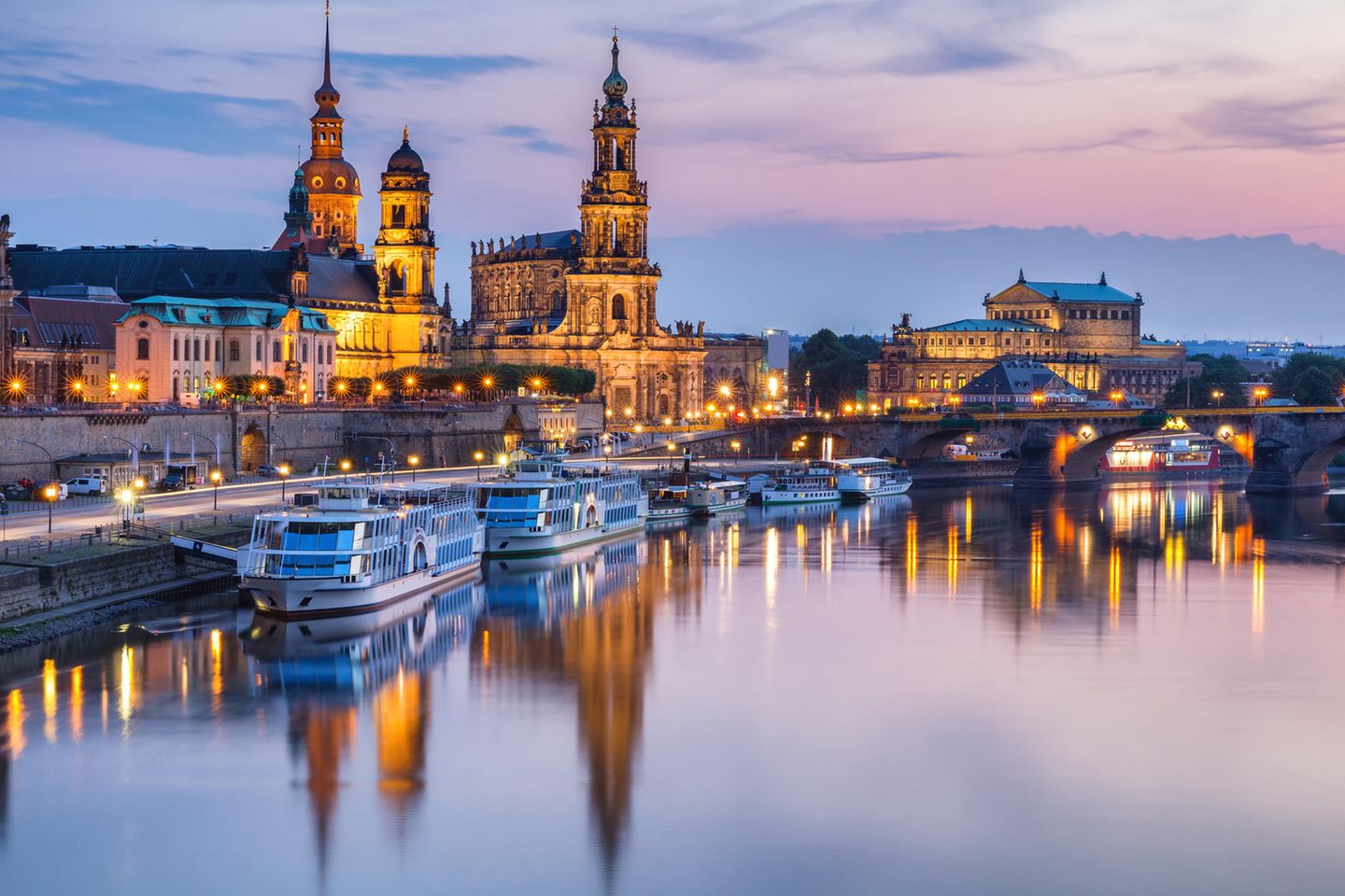 Dresden Panorama von Dresden an der Elbe am Abend, mit erleuchteten Fassaden