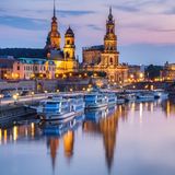 Panorama von Dresden an der Elbe am Abend, mit erleuchteten Fassaden