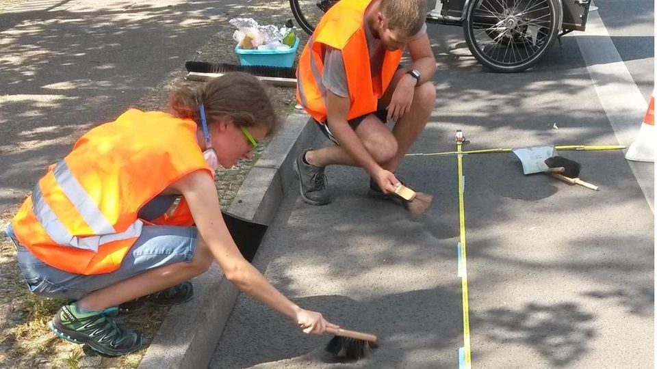 Noch ist über die Menge und die Verbreitung von Reifenabrieb wenig bekannt – ein Team der TU Berlin misst den Staub auf verschiedenen Straßen und Kreuzungen
