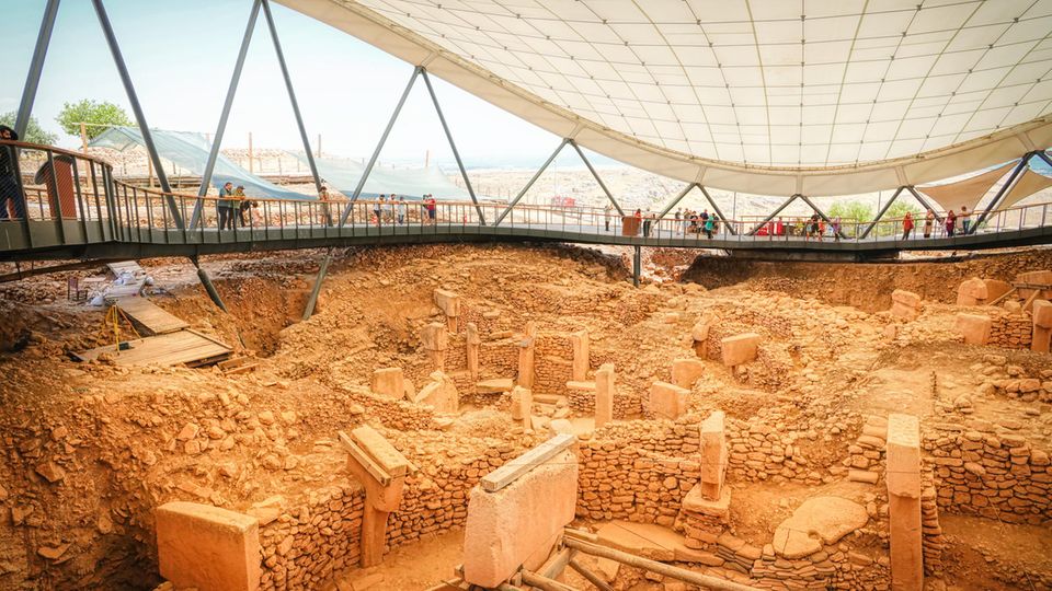 Göbekli Tepe - Besucher besichtigen die Ausgrabungen