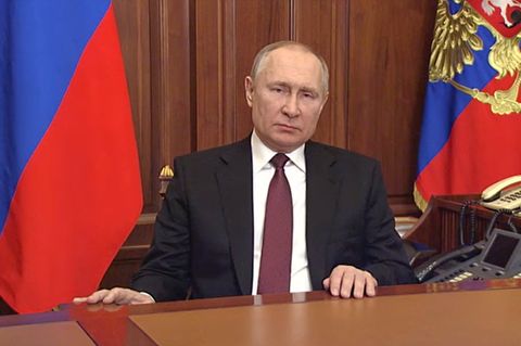 Verkündet Einmarsch in die Ukraine: Der russische Staatspräsident Wladimir Putin am 24. Februar 2022 im Staatsfernsehen