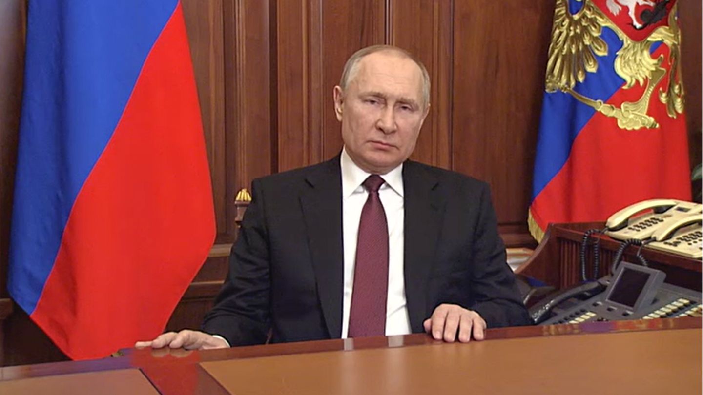 Verkündet Einmarsch in die Ukraine: Der russische Staatspräsident Wladimir Putin am 24. Februar 2022 im Staatsfernsehen