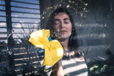 Frau beim Fensterputzen