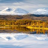 Verschneite Berge im Abisko Nationalpark spiegeln sich im See Vuolio Njáhkájávri