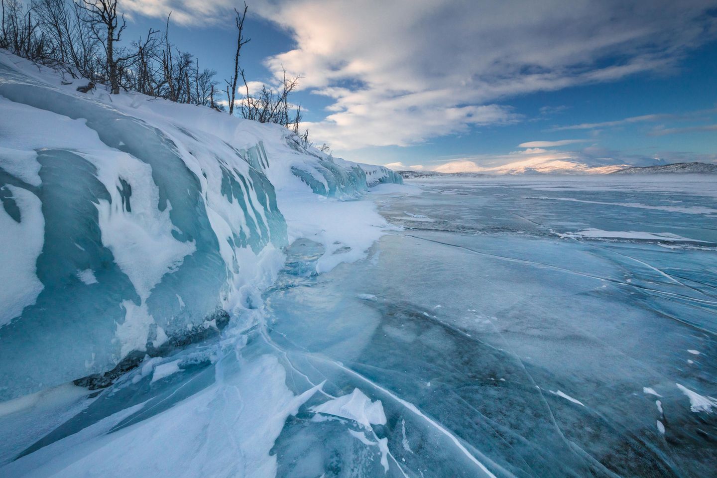 Zugefrorener Torneträsk-See im Abisko Nationalpark in Schweden