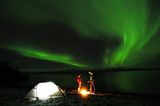 Nordlichter über einem Zeltlager im Abisko Nationalpark