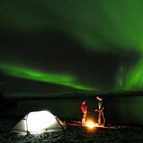 Nordlichter über einem Zeltlager im Abisko Nationalpark