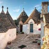 Blick in eine Gasse mit Rundhäusern in Alberobello