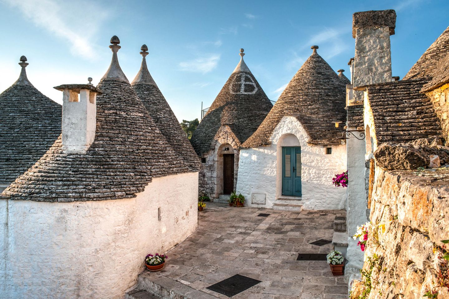 Alberobello Blick in eine Gasse mit Rundhäusern in Alberobello