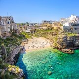 Blick auf die Altstadt und Bucht Polignano a Mare