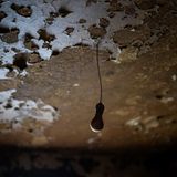 Der Geisterort lockt Tausende von Touristen an. Schaulustige spazieren auf der Suche nach den letzten Spuren der Einwohner durch das Dorf. Wer will, kann die Häuser betreten. Diese blieben im Wasser recht gut erhalten. Sogar eine alte Glühbirne baumelt noch von der Decke. Auch nach dreißig Jahren unter Wasser sind alte Farbreste zu sehen.