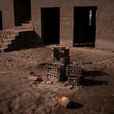 Hinterlassenschaften wie alte Bierkisten zeugen von belebten Zeiten. Das Logo der alten spanischen Bierbrauerei San Miguel ist auf den Kisten gerade noch erkennbar.