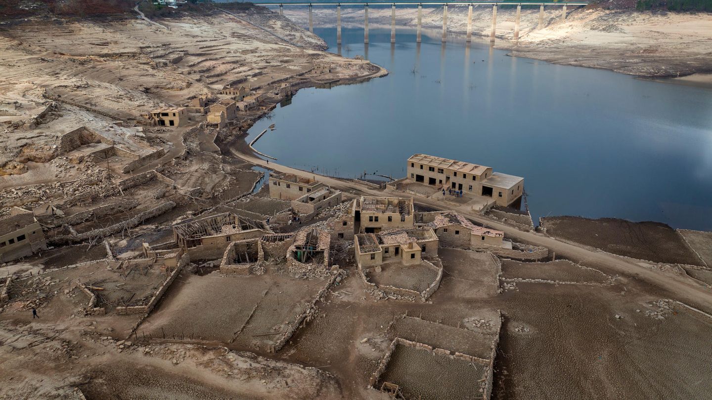 Dächer, die aus dem Wasser ragen, sind jeden Sommer ein alltägliches Bild am Lindoso-Stausee. In besonders trockenen Jahren tauchen Teile des spanischen Dorfes Aceredo auf, das vor drei Jahrzehnten für einen Stausee planmäßig geflutet wurde. Aber noch nie zuvor war das Skelett des Dorfes in seiner Gesamtheit aufgetaucht, und das mitten in der normalerweise nassen Wintersaison.