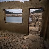 Aceredo liegt im Nordwesten Spaniens. In den Neunzigerjahren mussten die 160 Bewohnerinnen und Bewohner trotz Proteste gegen die Umsiedlung das Dorf verlassen. Mittlerweile versorgt der Stausee die umliegenden Dörfer mit Trinkwasser.