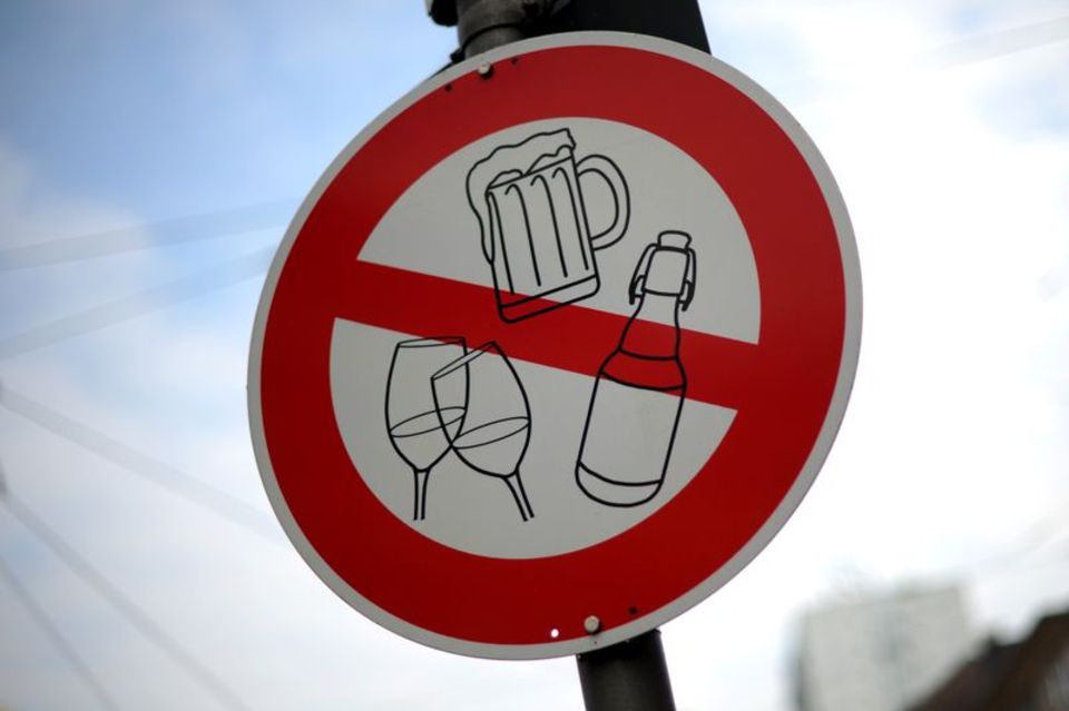 Ein Schild verbietet alkoholische Getränke