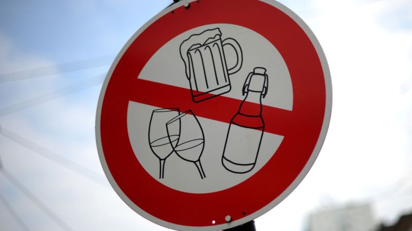 Ein Schild verbietet alkoholische Getränke