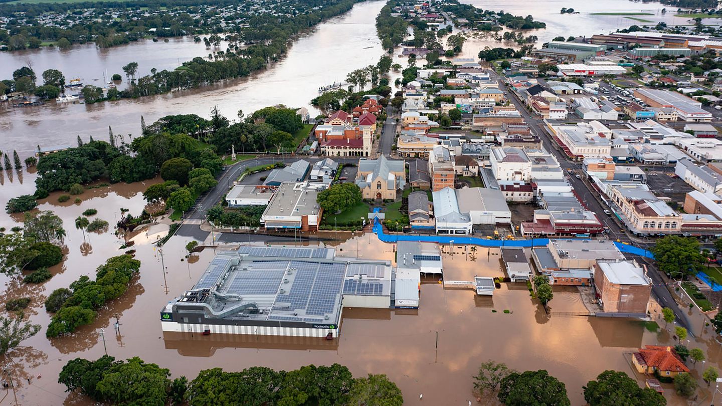 Überschemmungen in Maryborough: Sintflutartiger Regen hat die schweren Überschwemmungen im Osten Australiens weiter verschärft. Viele Menschen vor allem rund um die Stadt Lismore im Bundesstaat New South Wales seien vor den schnell steigenden Wassermassen auf die Dächer ihrer Häuser geflohen und warteten dort auf Hilfe, sagte der australische Premierminister Scott Morrison am Montag
