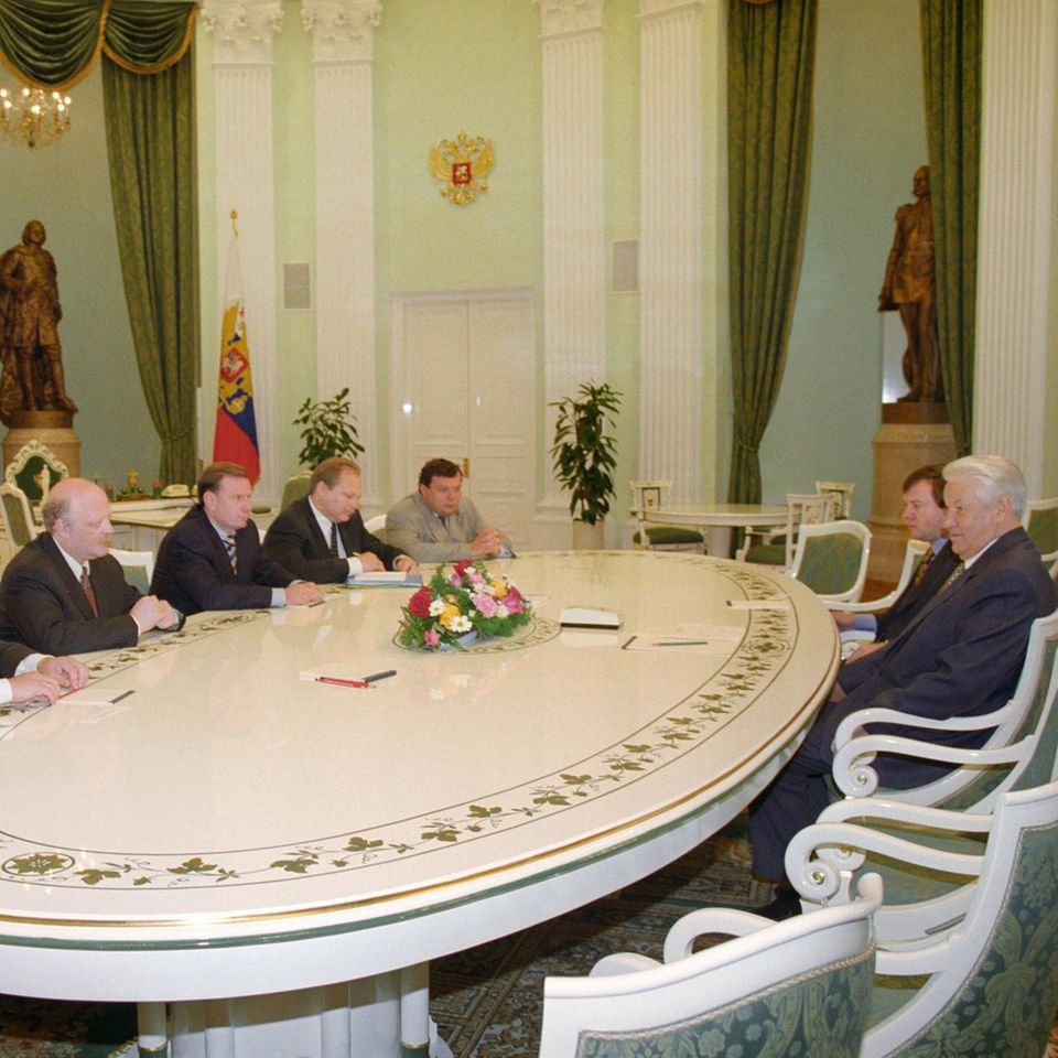 Der Präsident und die Oligarchen: Präsident Boris Jelzin empfängt die führenden Unternehmer Russlands im Kreml, hier 1997