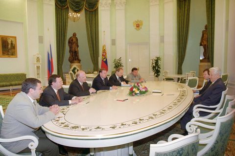 Der Präsident und die Oligarchen: Präsident Boris Jelzin empfängt die führenden Unternehmer Russlands im Kreml, hier 1997