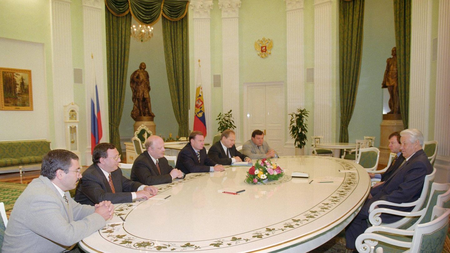 Der Präsident und die Oligarchen: Präsident Boris Jelzin empfängt die führenden Unternehmer Russlands im Kreml, hier 1997