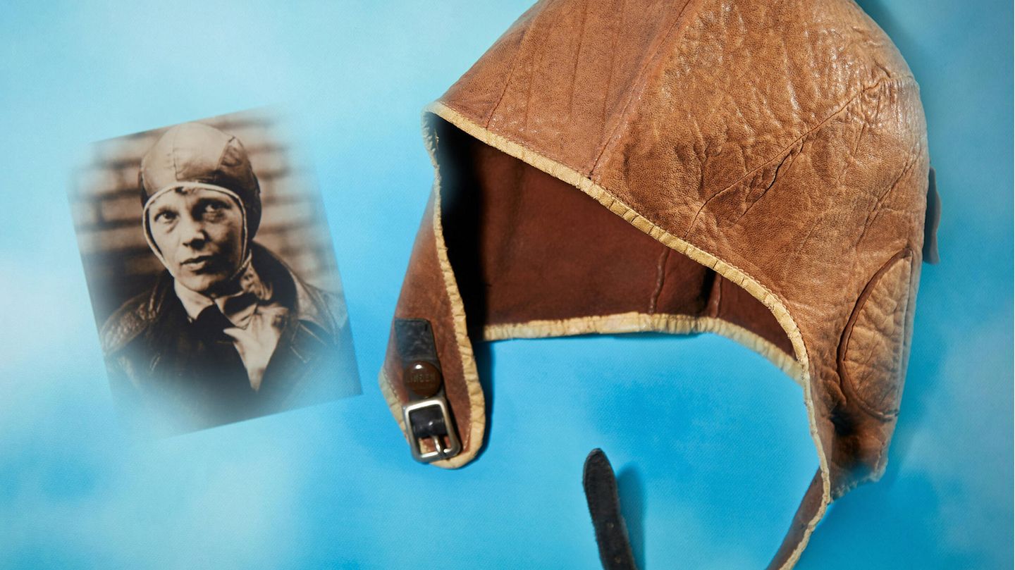 Dieses zusammengefügte, undatierte, vom Auktionshaus Heritage Auctions zur Verfügung gestellt Bild, zeigt eine Lederkappe, die die legendäre US-Pilotin Amelia Earhart 1928 bei einem Flug über den Atlantik trug