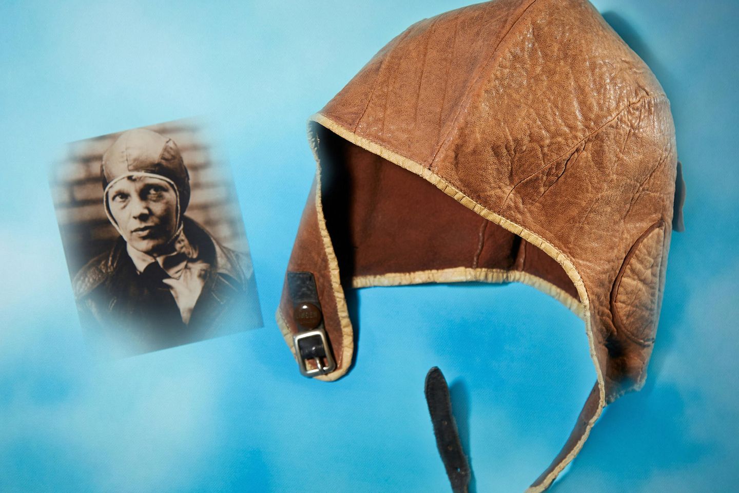 Dieses zusammengefügte, undatierte, vom Auktionshaus Heritage Auctions zur Verfügung gestellt Bild, zeigt eine Lederkappe, die die legendäre US-Pilotin Amelia Earhart 1928 bei einem Flug über den Atlantik trug