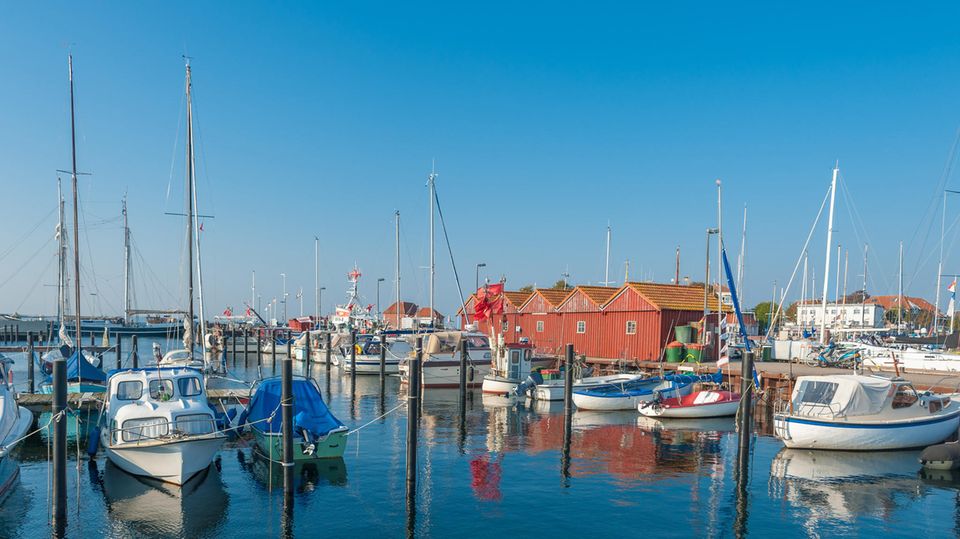 Sportboote und kleine Yachten dümpeln im kleinen Hafen von Laboe