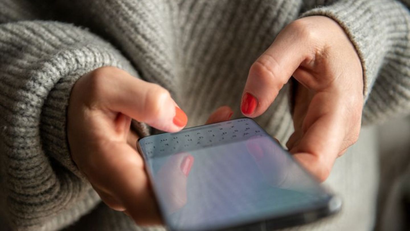 Handydaumen: Smartphone-Tipperei im Stehen besser als im Sitzen