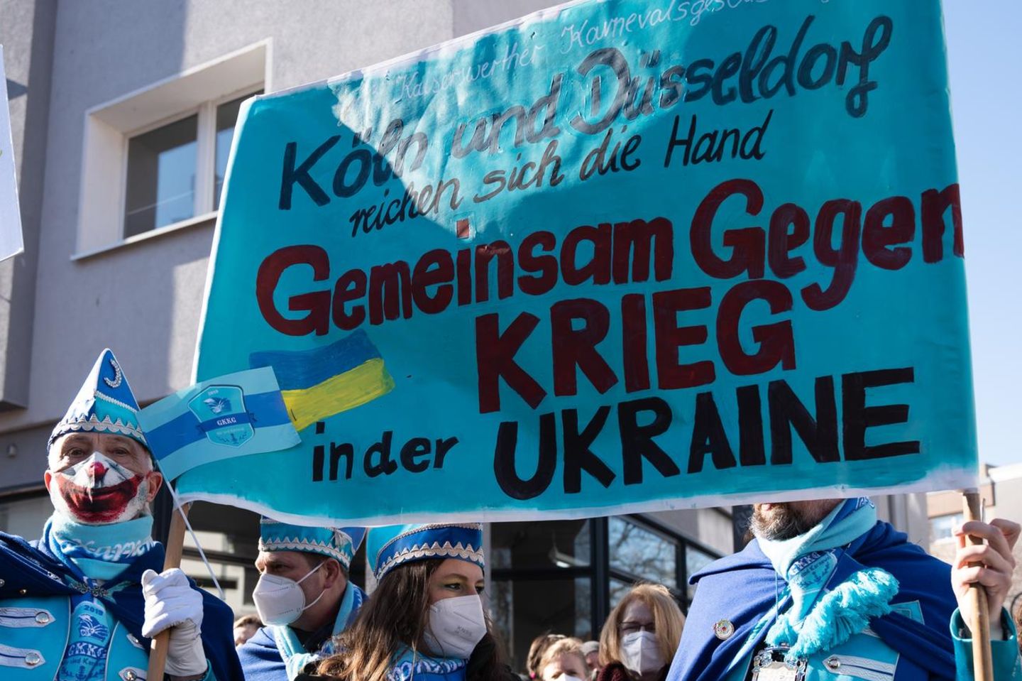 In Köln wurde der Karnevalsumzug am Rosenmontag, den 28. Februar 2022,  abgesagt – stattdessen gingen 250.000 Menschen auf die Straße, um für den Frieden zu demonstrieren. »Gemeinsam gegen den Krieg in der Ukraine« steht auf diesem Protestschild