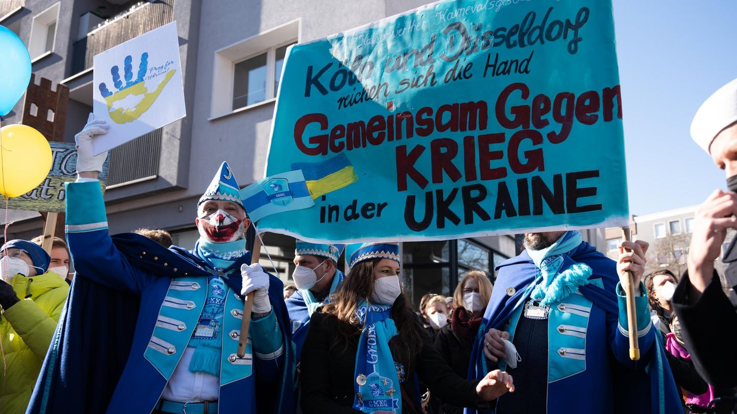 In Köln wurde der Karnevalsumzug am Rosenmontag, den 28. Februar 2022,  abgesagt – stattdessen gingen 250.000 Menschen auf die Straße, um für den Frieden zu demonstrieren. »Gemeinsam gegen den Krieg in der Ukraine« steht auf diesem Protestschild