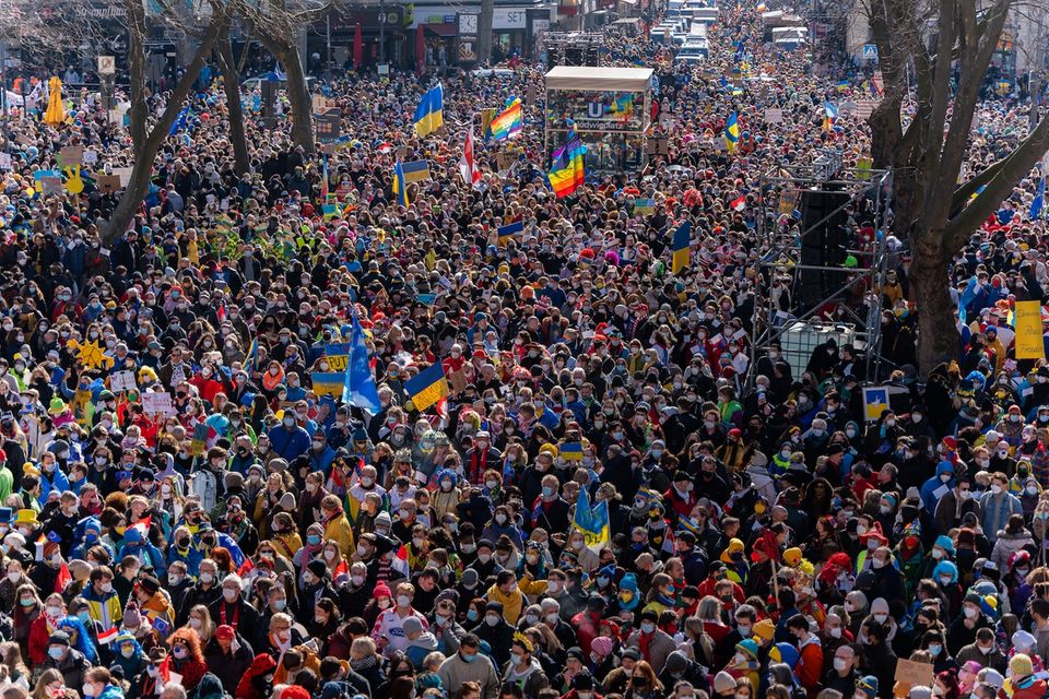 Statt Karneval zu feiern, gingen am Rosenmontag 2022 allein in Köln 250.000 Menschen auf die Straße, um gegen den Krieg der russischen Regierung gegen die Ukraine zu protestieren.