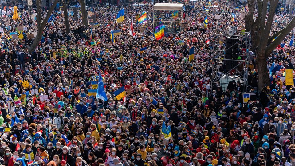 Statt Karneval zu feiern, gingen am Rosenmontag 2022 allein in Köln 250.000 Menschen auf die Straße, um gegen den Krieg der russischen Regierung gegen die Ukraine zu protestieren.