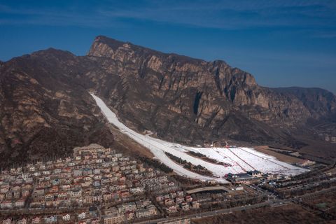 Sind solche Bilder auch in den Alpen bald Realität? Die Skipisten der Olympischen Winterspiele in Beijing wurden künstlich beschneit