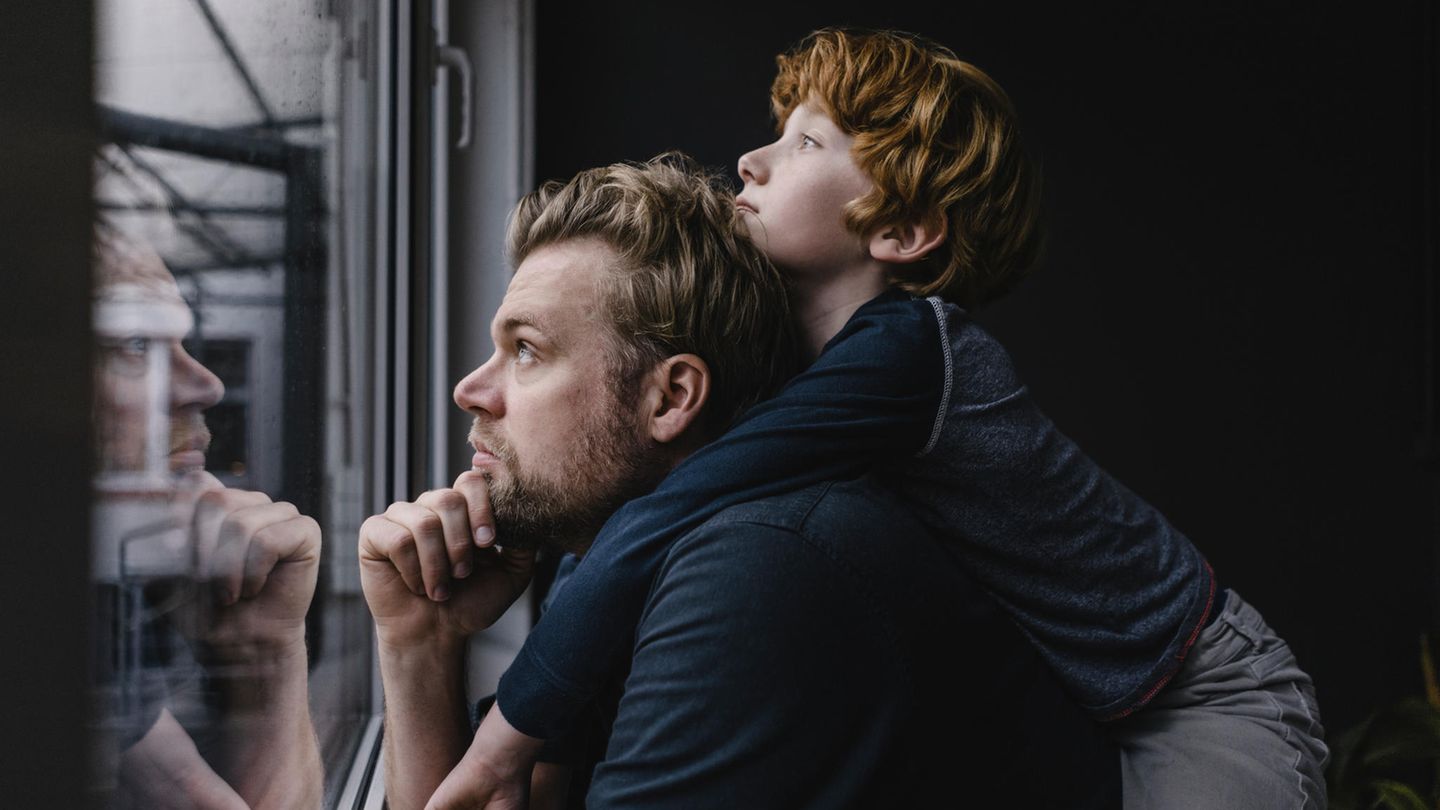 Vater und Sohn in nachdenklicher Verfassung 