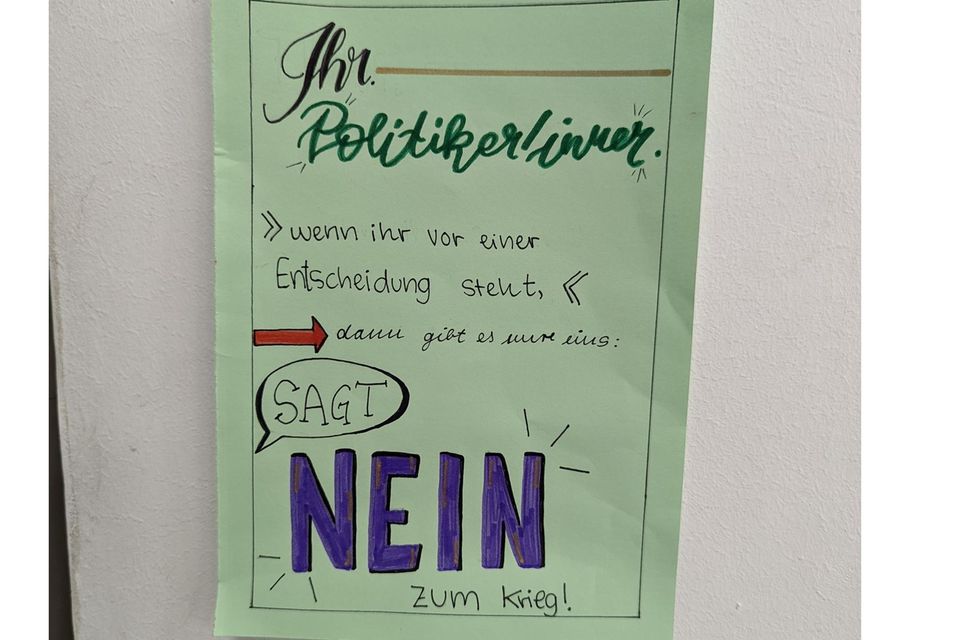 Dieses Plakat haben Schülerinnen und Schüler einer Hamburger Schule gemalt und dort im Flur aufgehängt.