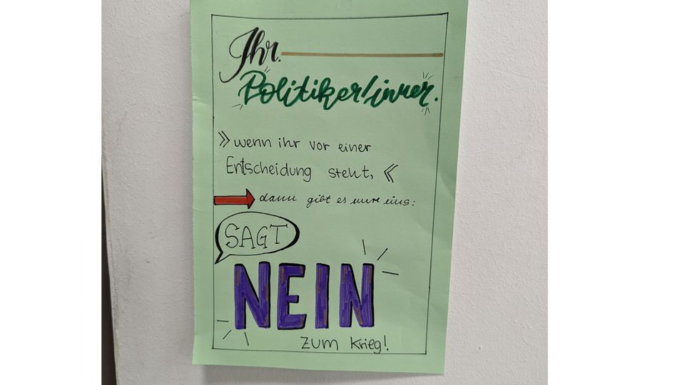 Dieses Plakat haben Schülerinnen und Schüler einer Hamburger Schule gemalt und dort im Flur aufgehängt.