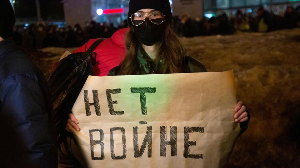 »нет войне« übersetzt »Nein zum Krieg« steht auf dem Plakat dieser Frau. Wie tausende weitere Menschen protestiert sie in der Hauptstadt Russlands, in Moskau, friedlich gegen den Krieg, den die russische Regierung angefangen hat. Das ist besonders mutig, denn für den Frieden zu protestieren, ist in Russland verboten. Seit dem Überfall auf die Ukraine am 24. Februar 2022 hat die Polizei dort bereits tausende Demonstrierende verhaftet. Trotzdem protestierten schon in mindestens 67 Orten in Russland Menschen gegen den Krieg.